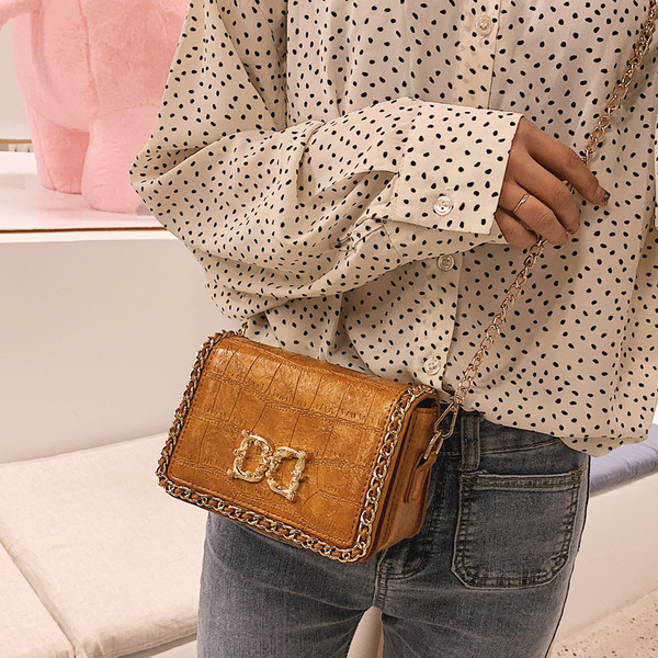 Κομψή γυναικεία έκο δερμάτινη τσάντα σε τέσσερα χρώματα με μεταλλική διακόσμηση και μακρά αλυσίδα