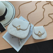 Κομψή  έκο δερμάτινη γυναικεία τσάντα με 3D μεταλλική διακόσμηση και μεγάλη μεταλλική αλυσίδα σε δύο μεγέθη