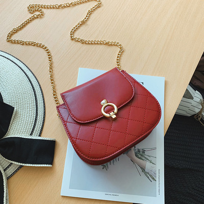 Κομψή  έκο δερμάτινη γυναικεία τσάντα με 3D μεταλλική διακόσμηση και μεγάλη μεταλλική αλυσίδα σε δύο μεγέθη