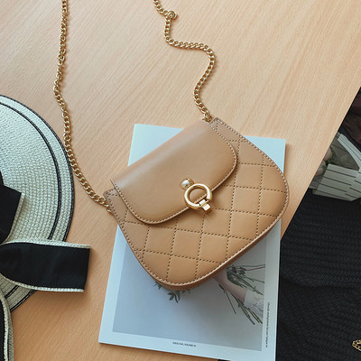 Κομψή  έκο δερμάτινη γυναικεία τσάντα με 3D μεταλλική διακόσμηση και μεγάλη μεταλλική αλυσίδα σε δύο μεγέθη