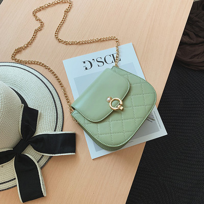 Κομψή  έκο δερμάτινη γυναικεία τσάντα με 3D μεταλλική διακόσμηση και μεγάλη μεταλλική αλυσίδα σε δύο μεγέθη