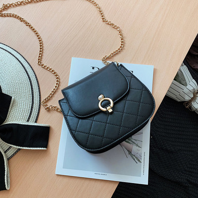 Κομψή  έκο δερμάτινη γυναικεία τσάντα με 3D μεταλλική διακόσμηση και μεγάλη μεταλλική αλυσίδα σε δύο μεγέθη