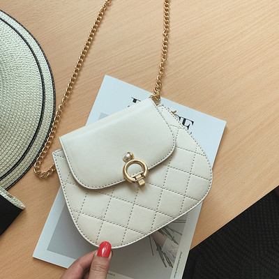 Κομψή  έκο δερμάτινη γυναικεία τσάντα με 3D μεταλλική διακόσμηση και μεγάλη μεταλλική αλυσίδα σε δύο μεγέθη