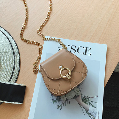 Κομψή  έκο δερμάτινη γυναικεία τσάντα με 3D μεταλλική διακόσμηση και μεγάλη μεταλλική αλυσίδα σε δύο μεγέθη