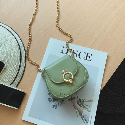 Κομψή  έκο δερμάτινη γυναικεία τσάντα με 3D μεταλλική διακόσμηση και μεγάλη μεταλλική αλυσίδα σε δύο μεγέθη