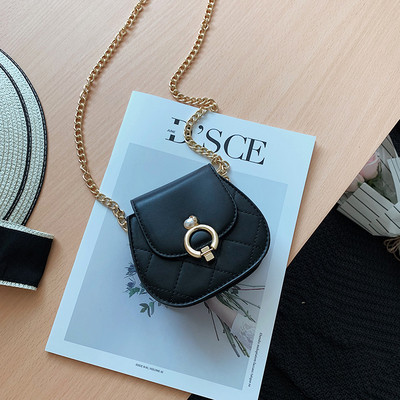 Κομψή  έκο δερμάτινη γυναικεία τσάντα με 3D μεταλλική διακόσμηση και μεγάλη μεταλλική αλυσίδα σε δύο μεγέθη