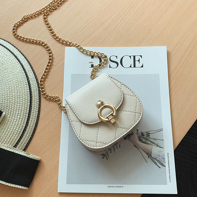 Κομψή  έκο δερμάτινη γυναικεία τσάντα με 3D μεταλλική διακόσμηση και μεγάλη μεταλλική αλυσίδα σε δύο μεγέθη