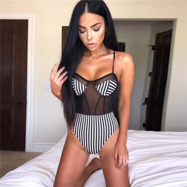 Csíkos női fürdőruha átlátszó részekkel, fekete-fehér színben