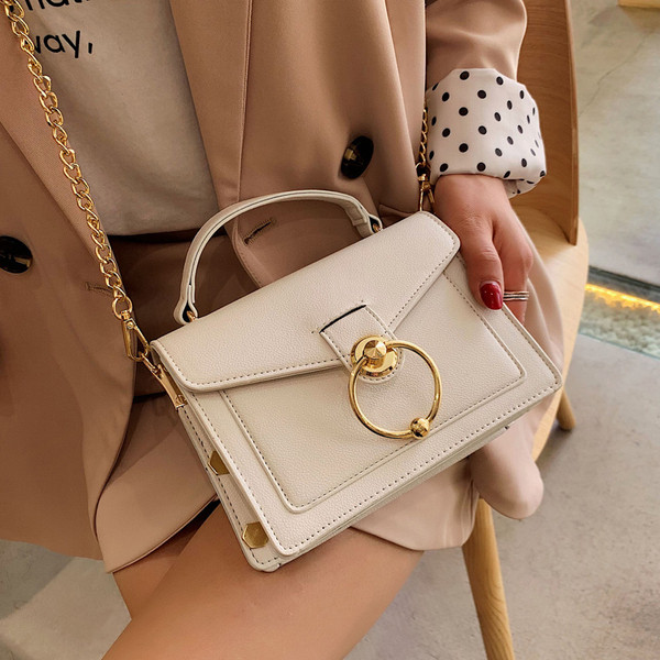 Κομψή γυναικεία έκο δερμάτινη τσάντα σε τρία χρώματα με 3D μεταλλική διακόσμηση και μακρύ και κοντή λαβή