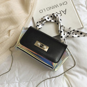 Stílusos női táska irizáló színekben, fém rögzítéssel, rövid és hosszú fülekkel