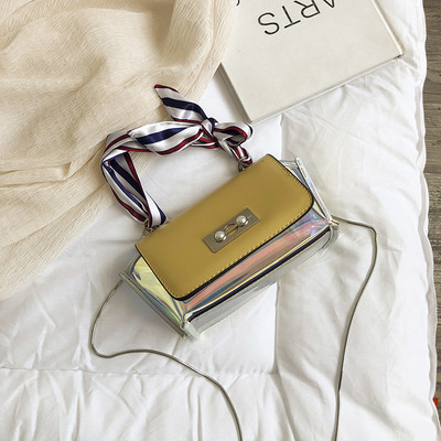 Stílusos női táska irizáló színekben, fém rögzítéssel, rövid és hosszú fülekkel