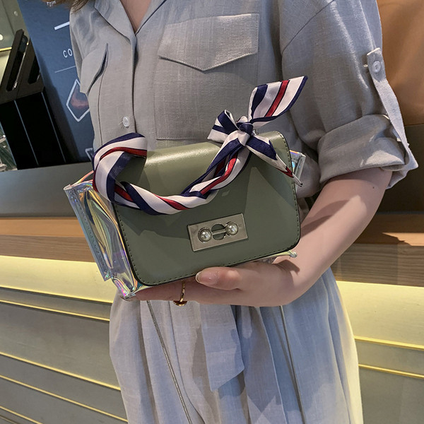 Stílusos női táska irizáló színekben, fém rögzítéssel, rövid és hosszú fülekkel