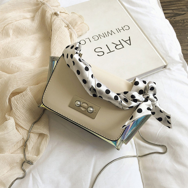 Stílusos női táska irizáló színekben, fém rögzítéssel, rövid és hosszú fülekkel