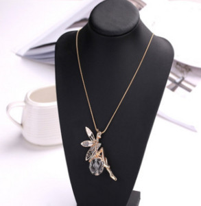 Μοντέρνο γυναικείο κολιέ σε χρυσό χρώμα