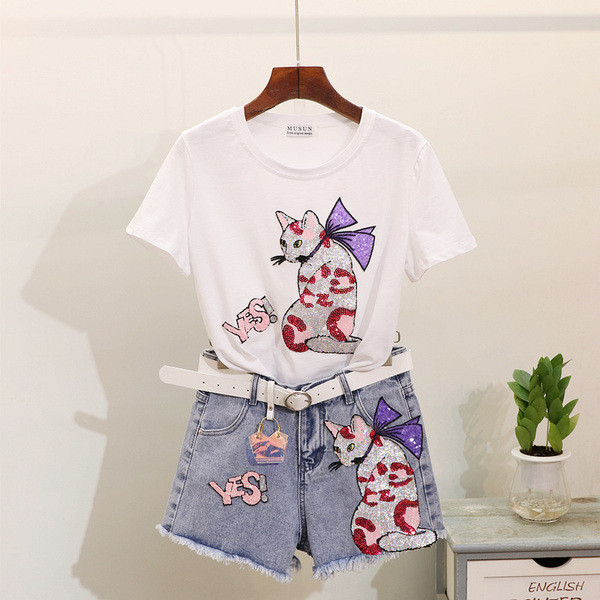 Alkalmi női szett rövid farmernadrágból és pólóból színes rátéttel és flitterekkel