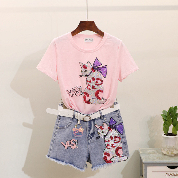 Alkalmi női szett rövid farmernadrágból és pólóból színes rátéttel és flitterekkel