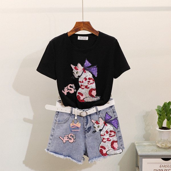 Alkalmi női szett rövid farmernadrágból és pólóból színes rátéttel és flitterekkel