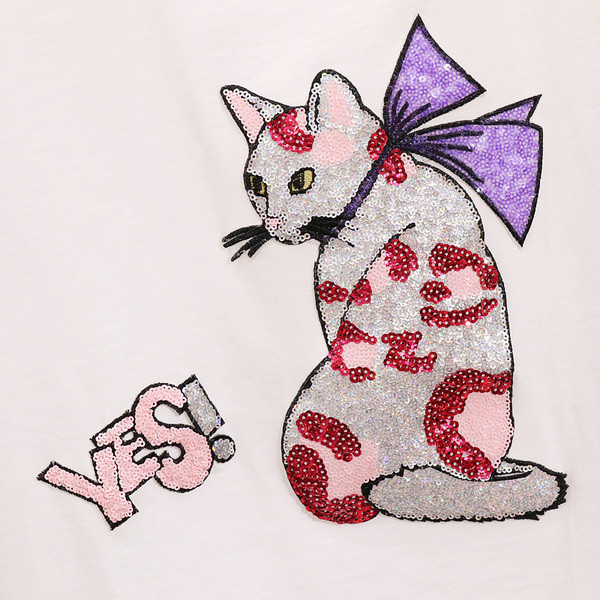 Alkalmi női szett rövid farmernadrágból és pólóból színes rátéttel és flitterekkel