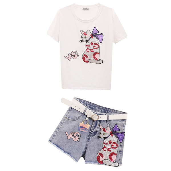 Alkalmi női szett rövid farmernadrágból és pólóból színes rátéttel és flitterekkel