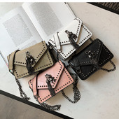 Geantă de damă elegantă în patru culori, cu decor metalic 3D și un lanț metalic lung