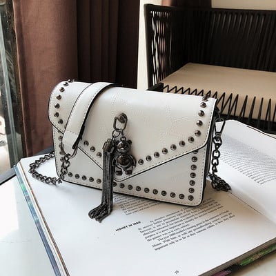 Geantă de damă elegantă în patru culori, cu decor metalic 3D și un lanț metalic lung