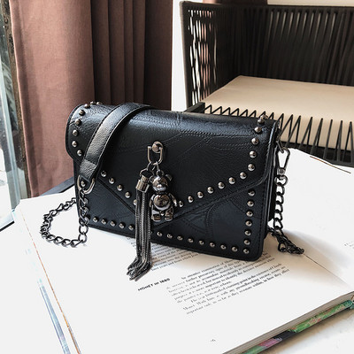 Geantă de damă elegantă în patru culori, cu decor metalic 3D și un lanț metalic lung