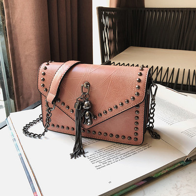 Geantă de damă elegantă în patru culori, cu decor metalic 3D și un lanț metalic lung