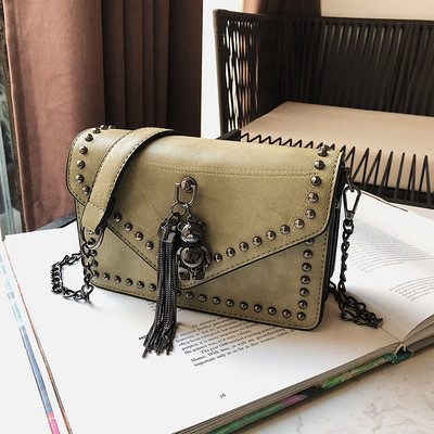 Geantă de damă elegantă în patru culori, cu decor metalic 3D și un lanț metalic lung