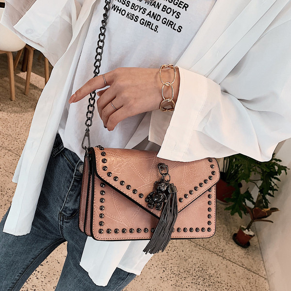 Geantă de damă elegantă în patru culori, cu decor metalic 3D și un lanț metalic lung