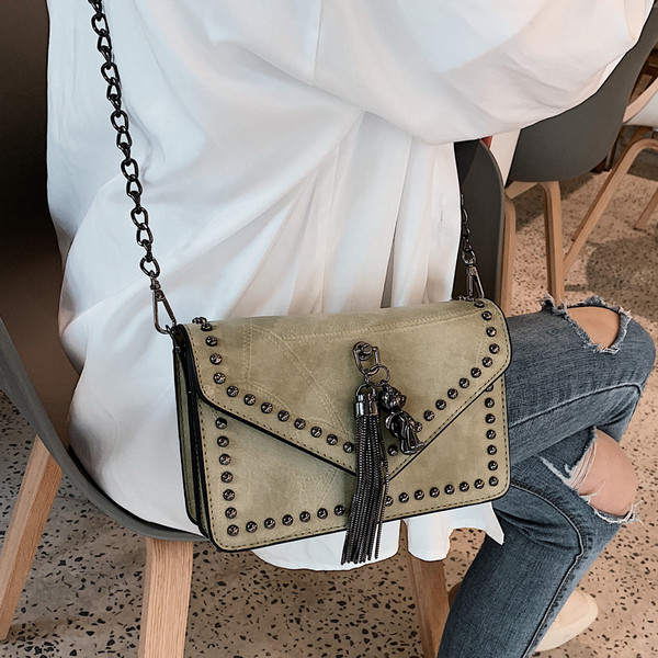 Geantă de damă elegantă în patru culori, cu decor metalic 3D și un lanț metalic lung