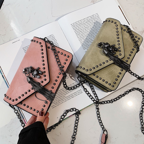 Geantă de damă elegantă în patru culori, cu decor metalic 3D și un lanț metalic lung