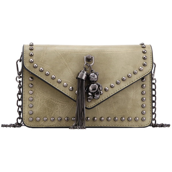 Geantă de damă elegantă în patru culori, cu decor metalic 3D și un lanț metalic lung