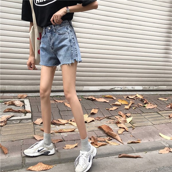 Ежедневни къси дънкови панталони широк модел в светъл цвят