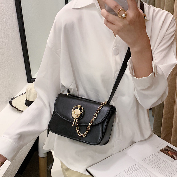 Geanta de dama moderna din piele ecologica in patru culori cu elemente metalice 3D si maner lung