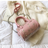 Ökológiai bőrből készült modern női táska öt színben hímzéssel és virágmotívumokkal, rövid és hosszú fogantyúval