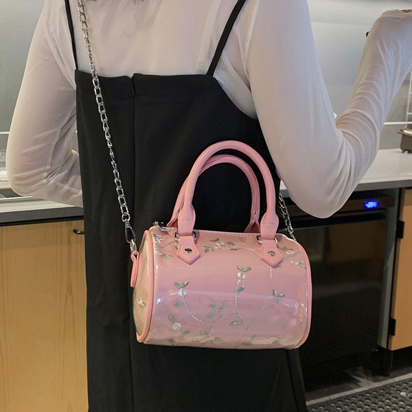 Ökológiai bőrből készült modern női táska öt színben hímzéssel és virágmotívumokkal, rövid és hosszú fogantyúval