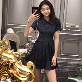 Modern női ruha rövid ujjal és klasszikus gallérral