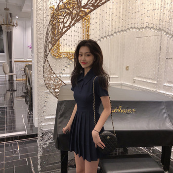 Modern női ruha rövid ujjal és klasszikus gallérral