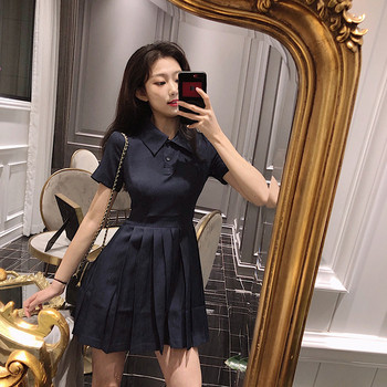 Modern női ruha rövid ujjal és klasszikus gallérral