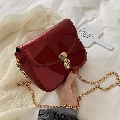 Stílusos lakkbőr kézitáska három színben fém csattal és fém lánccal