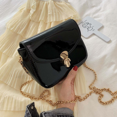 Stílusos lakkbőr kézitáska három színben fém csattal és fém lánccal