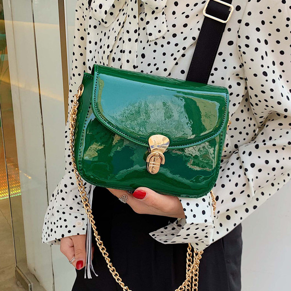 Stílusos lakkbőr kézitáska három színben fém csattal és fém lánccal