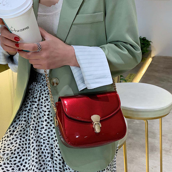 Stílusos lakkbőr kézitáska három színben fém csattal és fém lánccal