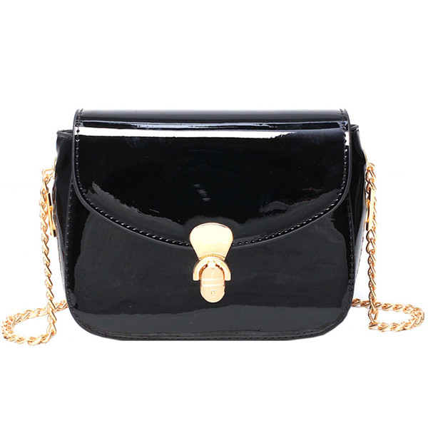 Stílusos lakkbőr kézitáska három színben fém csattal és fém lánccal