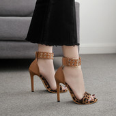 Κομψά γυναικεία σανδάλια  με ψηλά τακούνια και λεοπάρδαλη πριντ σε καφέ χρώμα