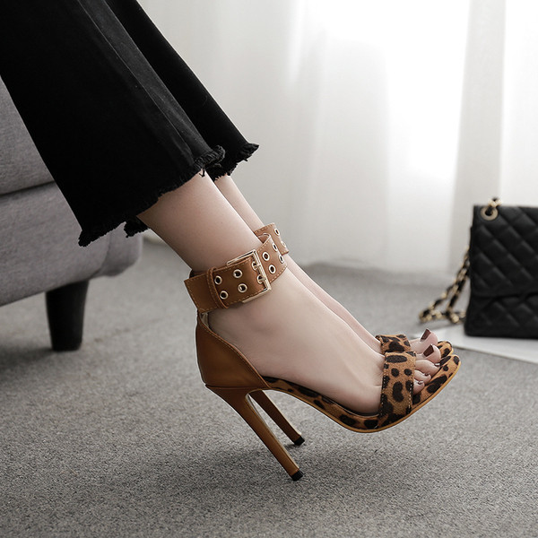 Κομψά γυναικεία σανδάλια  με ψηλά τακούνια και λεοπάρδαλη πριντ σε καφέ χρώμα