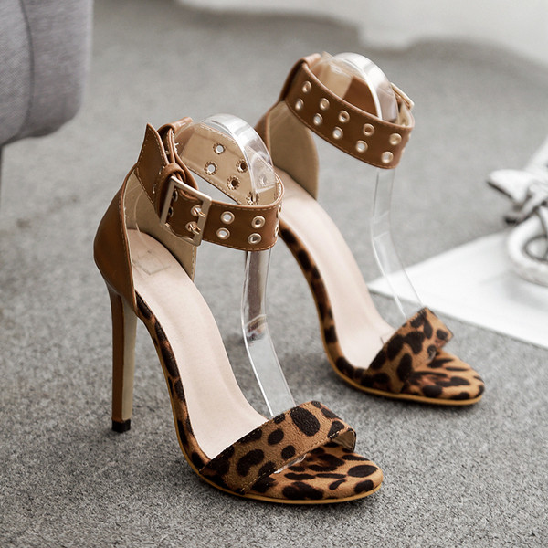 Κομψά γυναικεία σανδάλια  με ψηλά τακούνια και λεοπάρδαλη πριντ σε καφέ χρώμα