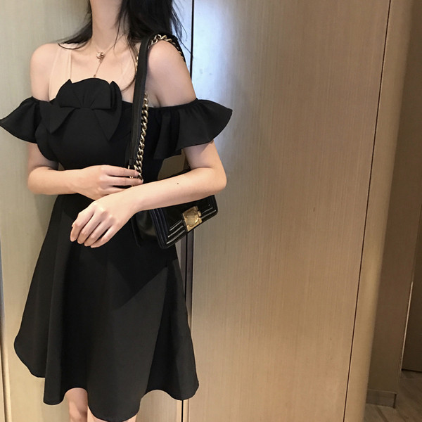 Rochie elegantă de damă cu umerii căzuți în negru