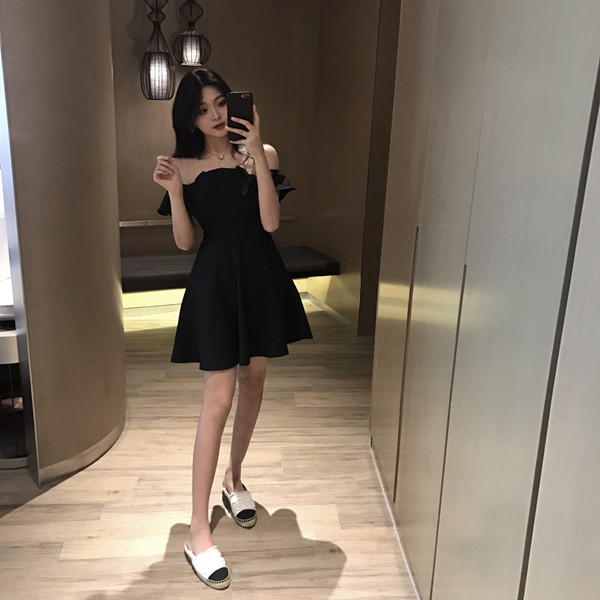 Rochie elegantă de damă cu umerii căzuți în negru