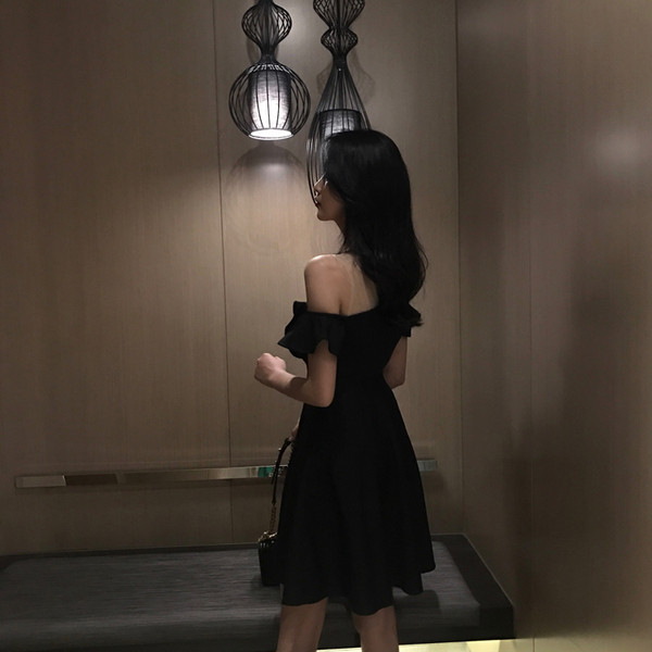 Rochie elegantă de damă cu umerii căzuți în negru